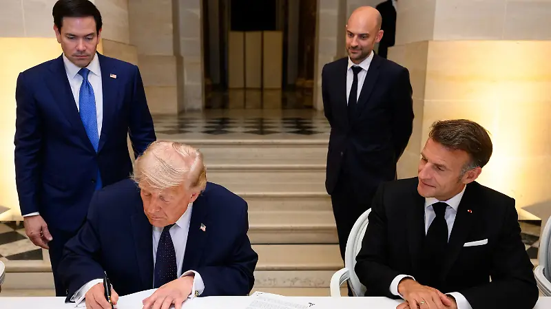Trump signs Iran–US memorandum at Versailles amid high-level diplomatic talks